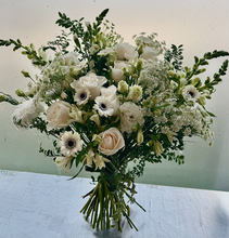 Load image into Gallery viewer, Deluxe hand-tied bouquet