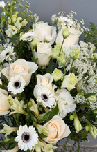 Load image into Gallery viewer, Classic hand-tied bouquet