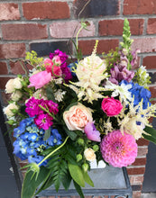 Load image into Gallery viewer, Vase Arrangement - Cube