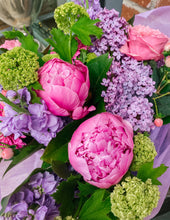 Load image into Gallery viewer, Handtied Bouquet